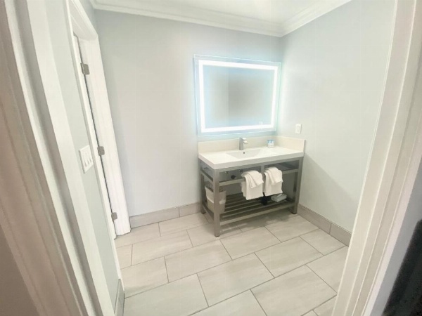 Lone Oak Lodge image 10