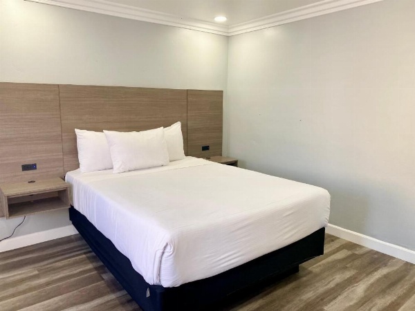 Lone Oak Lodge image 12