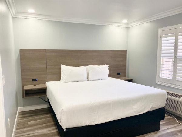 Lone Oak Lodge image 13