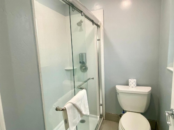 Lone Oak Lodge image 39