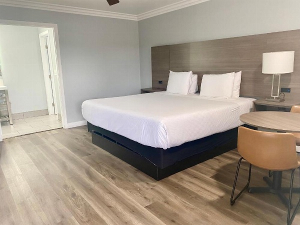 Lone Oak Lodge image 6