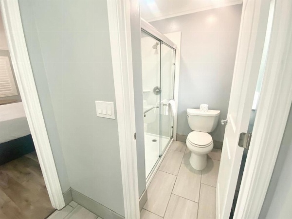 Lone Oak Lodge image 9